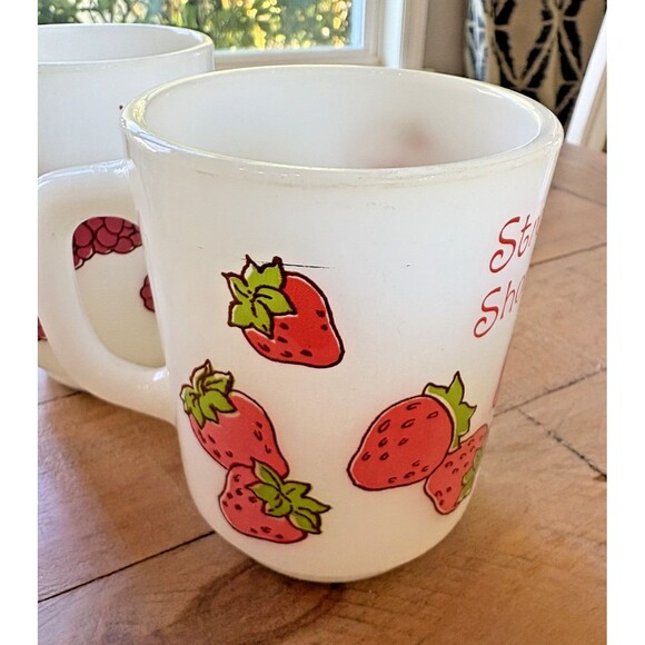 Vintage Set of 4 Anchor Hocking Shortcake and Friends Milk Glass Mugs Cups Used - Picture 12 of 15